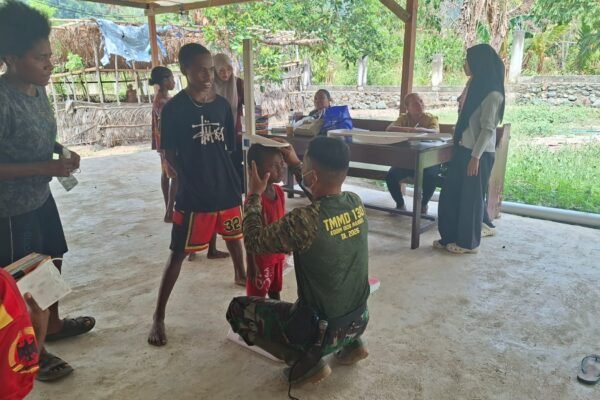 Kolaborasi TMMD dan Dinkes Tingkatkan Pemantauan Kesehatan Anak di Yamboi