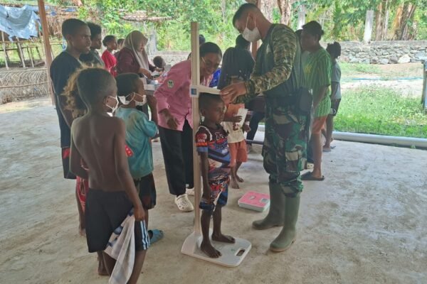 Keterlibatan Satgas TMMD dalam Meningkatkan Kesehatan Anak di Yamboi