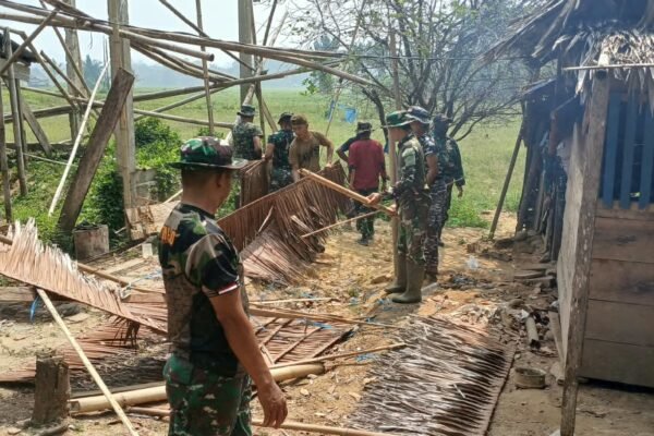 Satgas TMMD ke-130 mulai renovasi rumah Tiku Djobu di Leboni
