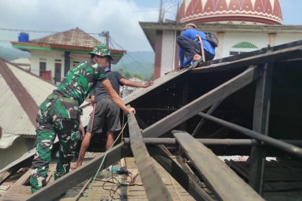 Kolaborasi TNI dan Warga Perbaiki Rumah Bapak Entang di Citorek Barat