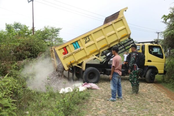 Pembangunan Infrastruktur Cibedug Dimulai, Material Terus Mengalir untuk Proyek TMMD