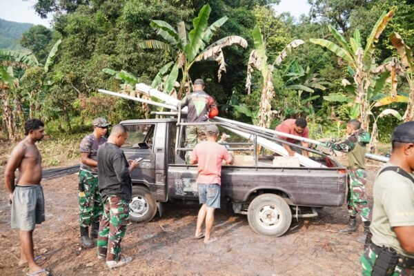 Hari Pertama TMMD Ke-130, TNI dan Warga Urimessing Kerja Sama Penuhi Kebutuhan Material