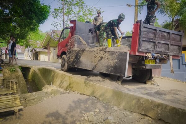 TNI dan Komunitas Lokal Hadapi Tantangan TMMD di Ambon dengan Kerjasama
