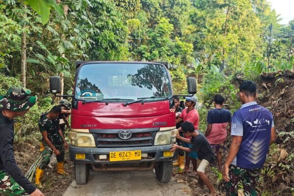 Kebersamaan TNI dan Warga Atasi Kendala Distribusi Material TMMD di Ambon