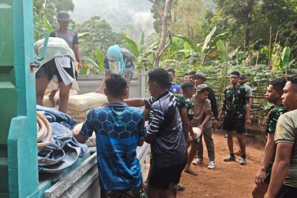 Kolaborasi Masyarakat dan Satgas TMMD Tingkatkan Efisiensi Pengangkutan Material