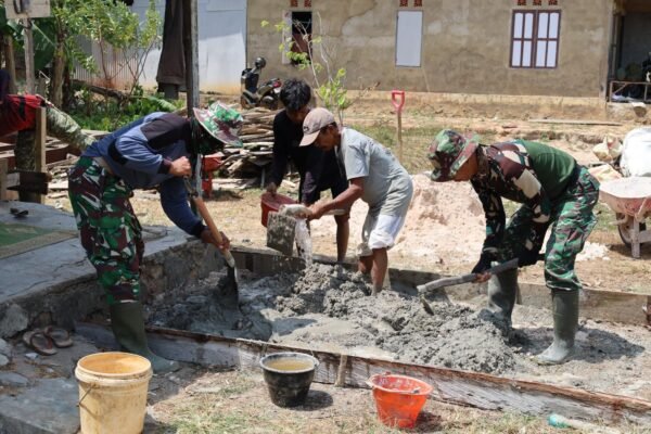Sinergi Warga dan TNI Membangun Fondasi Rumah di Program TMMD 130