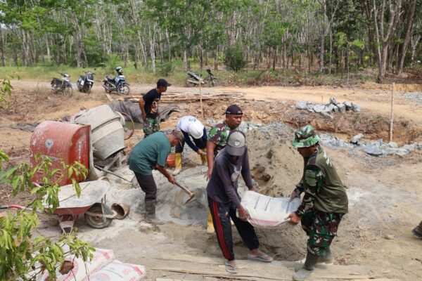 Semangat Bersama Anggota Satgas TMMD dan Warga Selaras Dalam Pembangunan