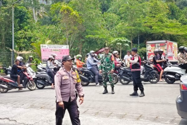 Babinsa Koramil Bangli Lakukan Pemantauan Antrean BBM di SPBU untuk Keamanan