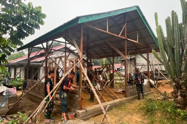 Pembangunan Rumah Ibu Suhanim: TMMD Kodim 1210/Landak Magis di Dusun Nahaya