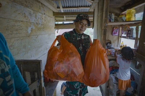 Kedekatan TNI dan Masyarakat Tercipta Melalui TMMD yang Penuh Keakraban