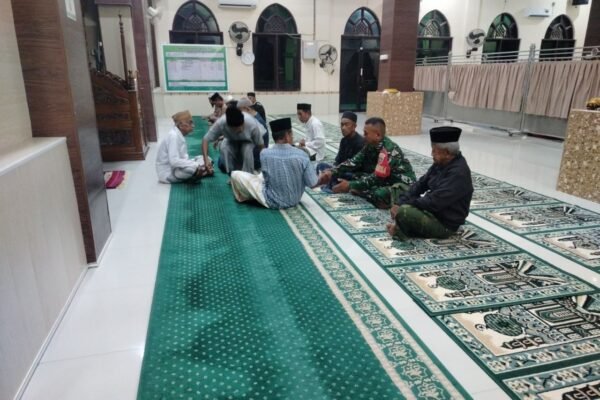 Babinsa Kodim 1420/Sidrap Ajak Warga Adakan Ibadah Subuh Bersama