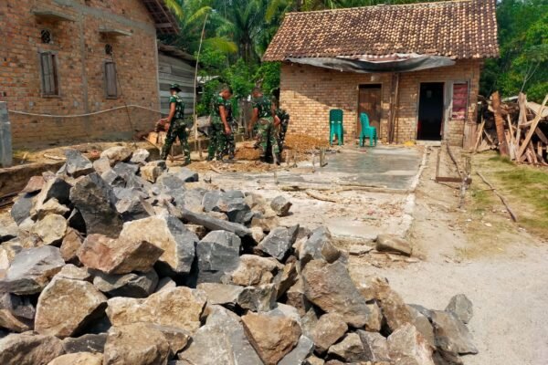 Satgas TMMD ke-130 Bersinergi dengan Warga dalam Proyek Rumah Yudianto