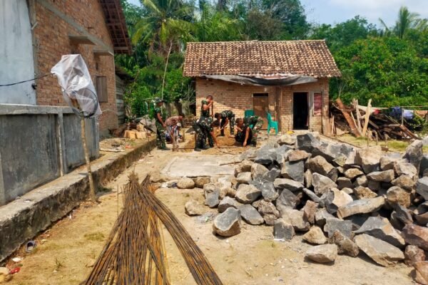 Sinergi TNI dan Warga Dalam Proyek Rumah di TMMD Kodim 0427/Way Kanan
