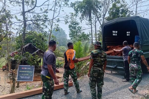 Upaya Satgas TMMD Meningkatkan Kualitas Hunian melalui Bantuan Material Kayu