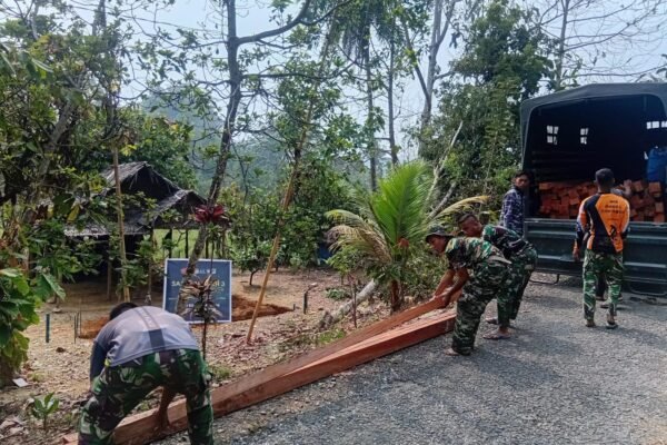 Satgas TMMD Poso Siapkan Material untuk Renovasi Rumah Bapak Tuku Djobu