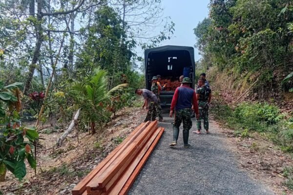 Sinergi TNI dan Warga dalam Renovasi Rumah Bapak Tuku Djobu di Poso