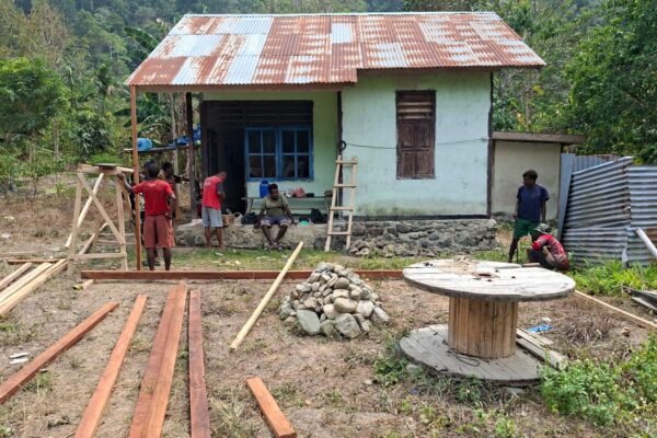 Sinergi TNI dan Warga dalam Proyek Rehabilitasi Rumah Layak Huni di Manokwari