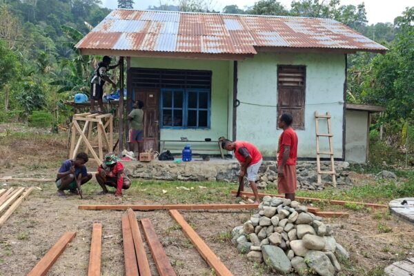 Partisipasi Aktif Warga dalam Proyek RTLH TMMD Ke-130 di Mansel