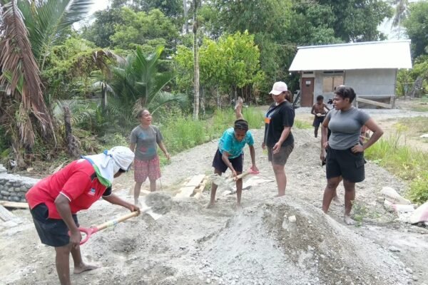 Semangat Gotong Royong Mama Papua Warnai Proyek TMMD di Manokwari Selatan