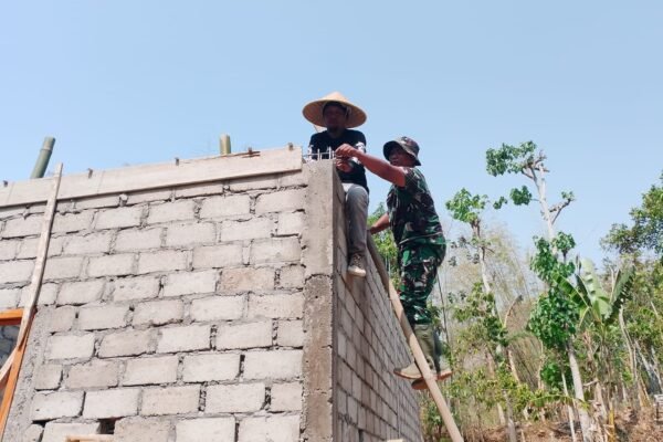 Kehangatan TMMD ke-130: Renovasi Rumah Mbah Waqilah Digenjot di Tulungagung