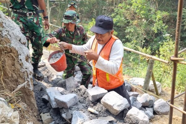 Pak Darto Pimpin Pembangunan Dinding Penahan Tanah untuk Desa Taji