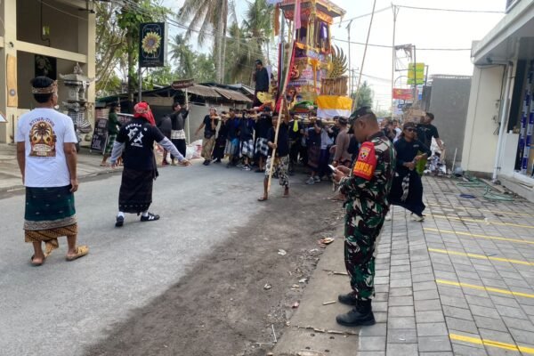 Kolaborasi Babinsa dan Warga Jamin Keselamatan Upacara Ngaben di Desa Ped