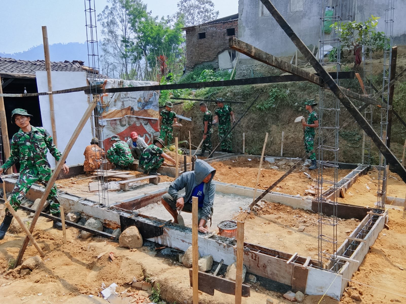 Pembangunan Rumah Nanang: Satgas TMMD Berikan Pondasi yang Kokoh di Malang