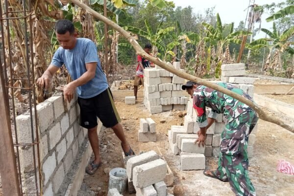 TNI Berkolaborasi dengan Warga, Babinsa Praka Tehupuring Bangun RTLH di Desa Yang