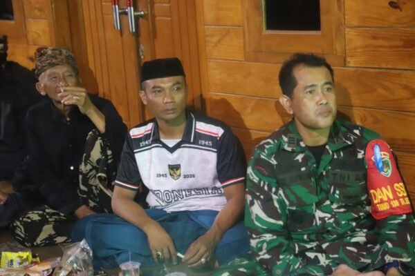 Momen Kebersamaan TNI dan Masyarakat Dalam Nonton Bareng Sepak Bola