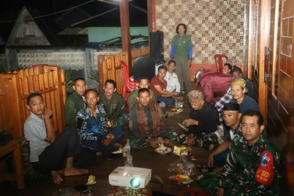 Acara Nonton Bareng: TNI Dekatkan Diri dengan Warga Citorek Barat