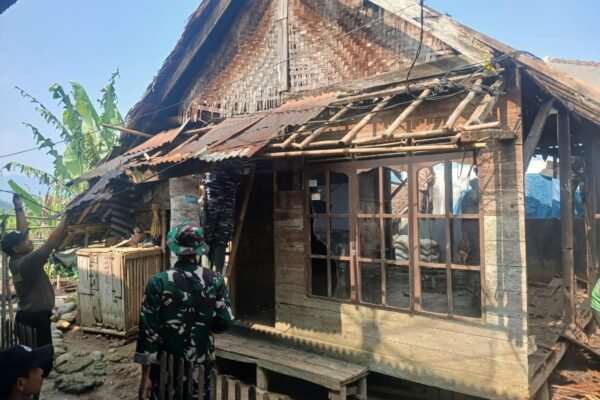 Perbaikan Rumah Bapak Apin oleh Tim TMMD Ke-130 di Lebak
