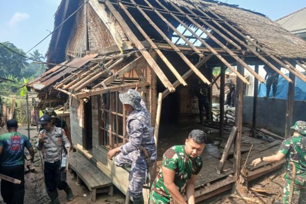 Renovasi Rumah Bapak Apin, TMMD ke-130 Ciptakan Kenyamanan Baru