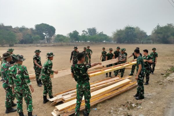 Satgas TMMD ke-130 Mempercepat Pembangunan di Sumur Bandung dengan Bekisting