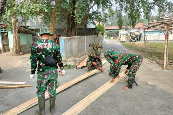 Sinergi Satgas TMMD ke-130 dalam Membangun Bekisting yang Presisi di Tangerang