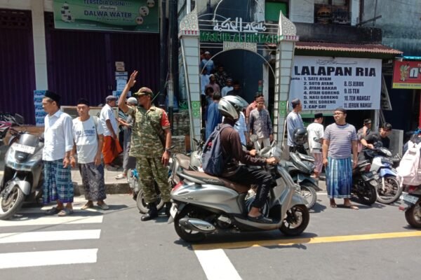 Serka Nyoman Suartana Amankan Sholat Jumat, Ciptakan Rasa Aman di Semarapura Kangin