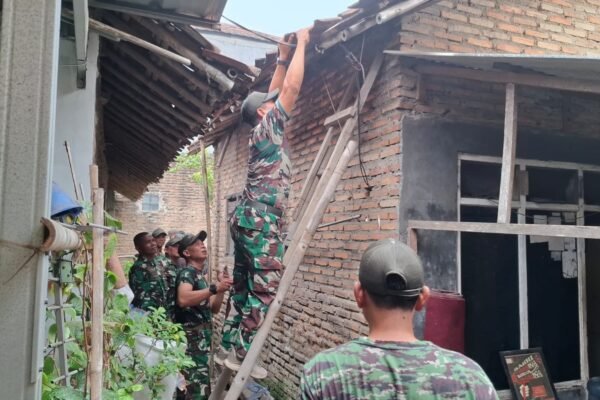 Satgas TMMD ke-130 Awali Pembongkaran untuk Perbaikan Hunian Warga