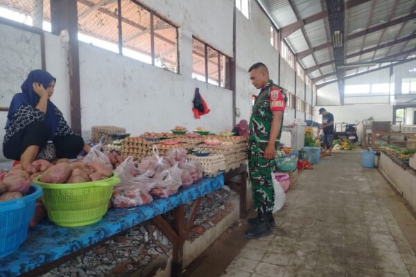 Koramil Baranti Awasi Perkembangan Harga dan Pasokan Sembako di Pasar