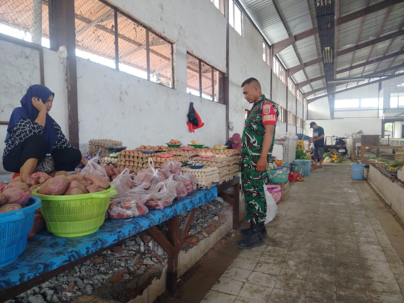Koramil Baranti Awasi Perkembangan Harga dan Pasokan Sembako di Pasar