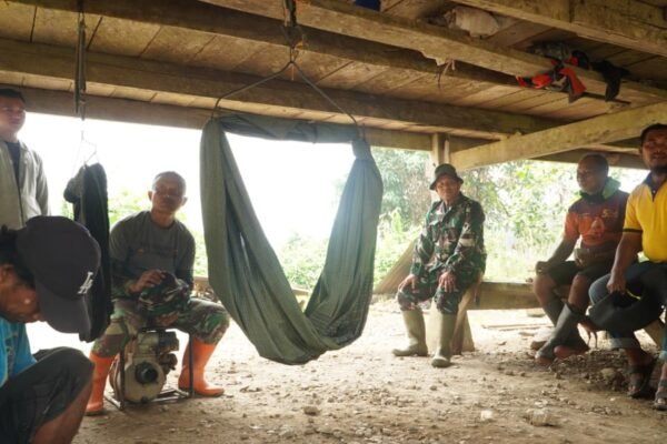 Momen Hangat Satgas TMMD Berbaur dengan Warga Saat Istirahat