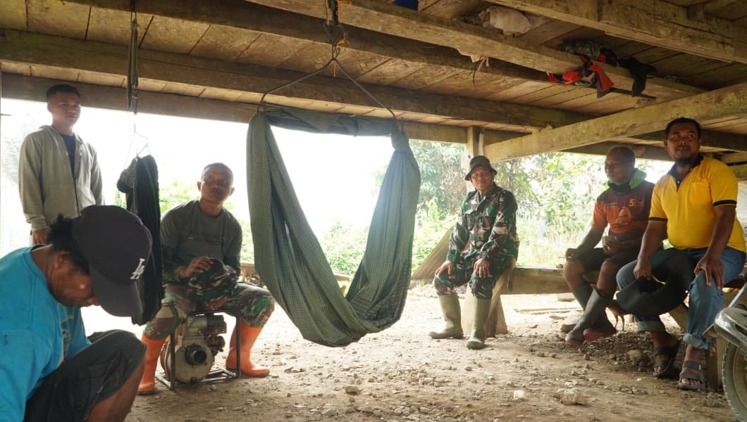 Momen Hangat Satgas TMMD Berbaur dengan Warga Saat Istirahat