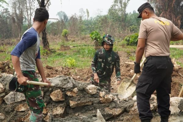 TNI dan Polri Bekerjasama Membangun Infrastruktur di Luwu Timur