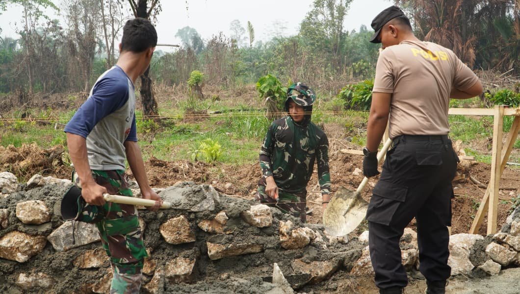 TNI dan Polri Bekerjasama Membangun Infrastruktur di Luwu Timur
