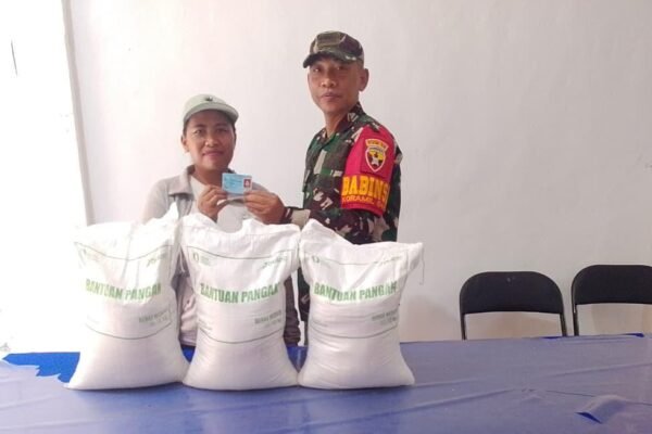Babinsa Lembongan Awasi Proses Penyaluran Bantuan Beras untuk Warga
