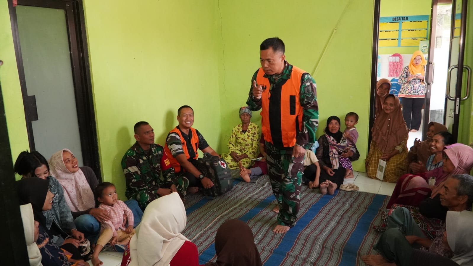 Edukasi Kesehatan Keluarga oleh Satgas TMMD di Desa Taji: Meningkatkan Kesadaran Sehat