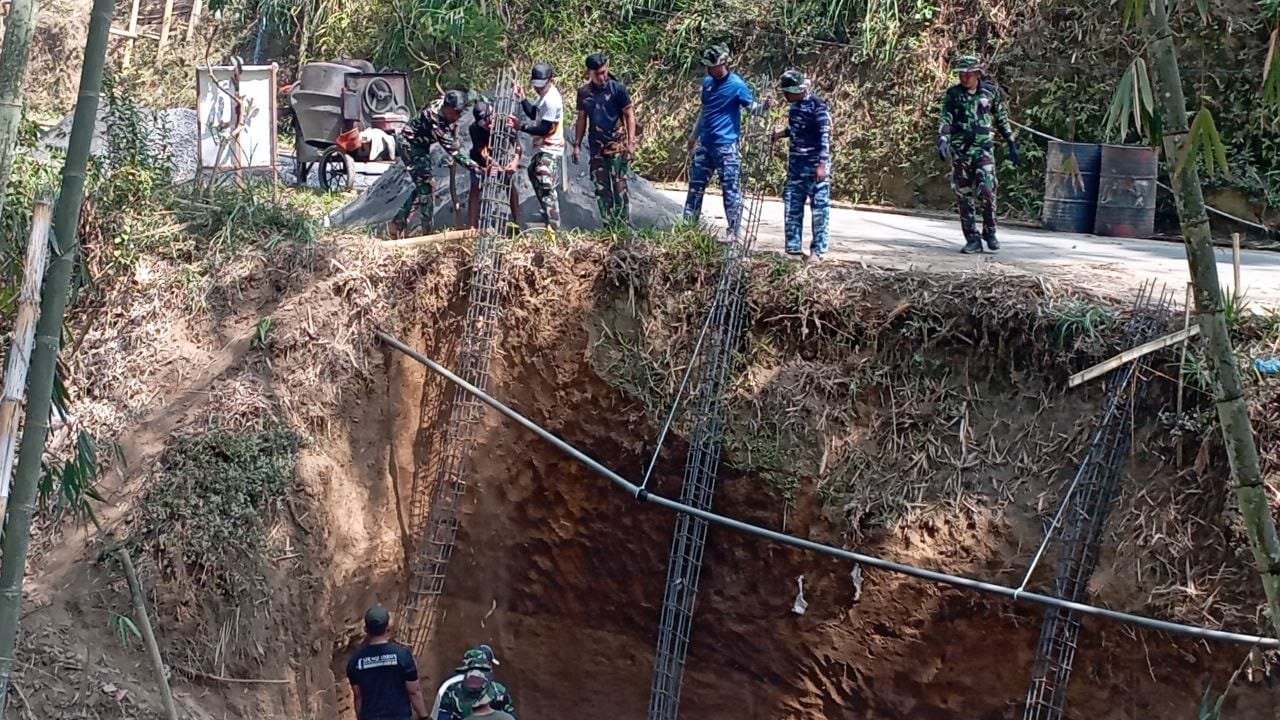 TNI Prihatin, Siapkan Dinding Penahan Tanah Demi Keamanan Dusun Umbutlegi