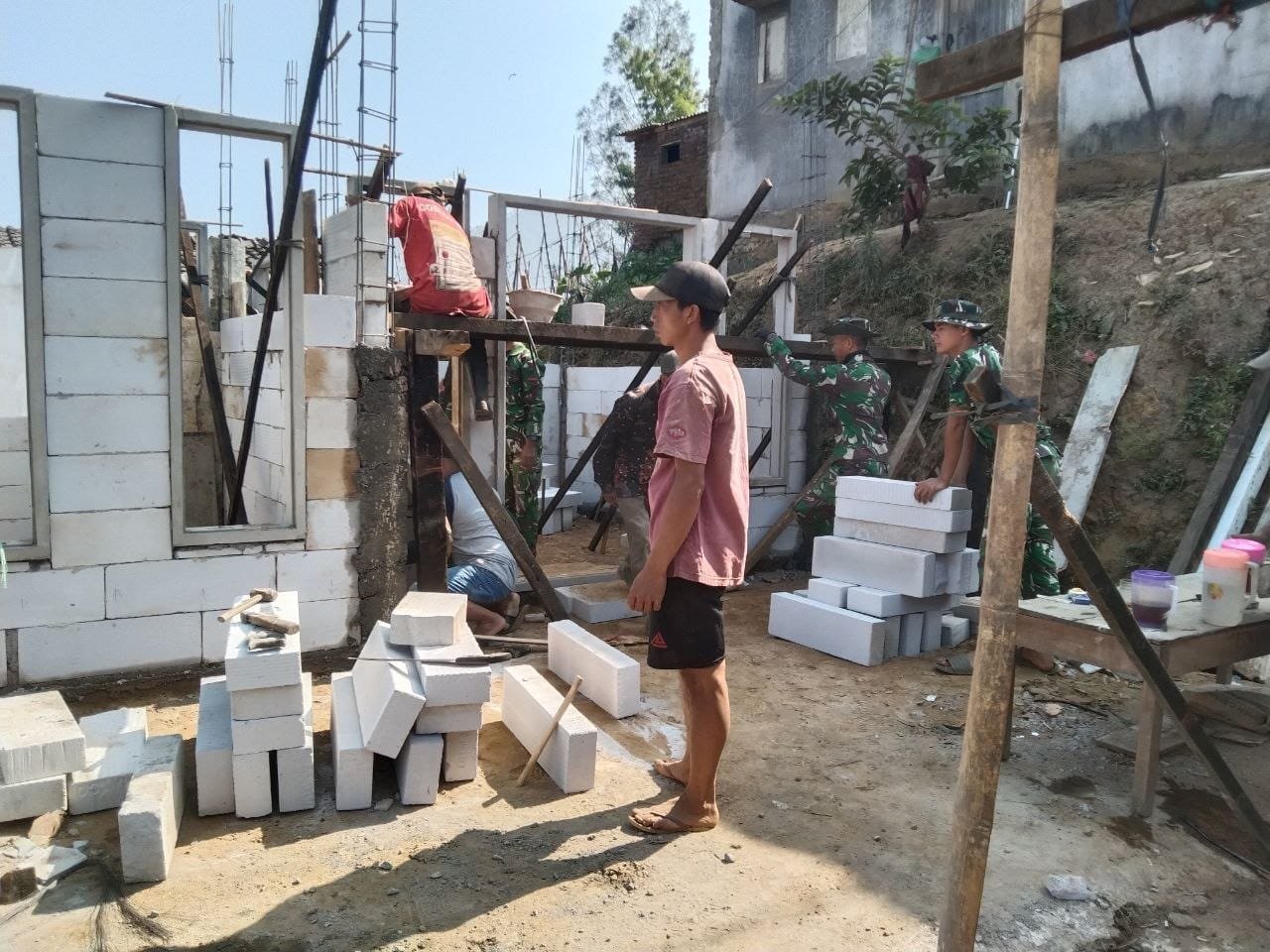 Membangun Rumah Layak Huni di Malang Melalui Inisiatif TMMD ke-130