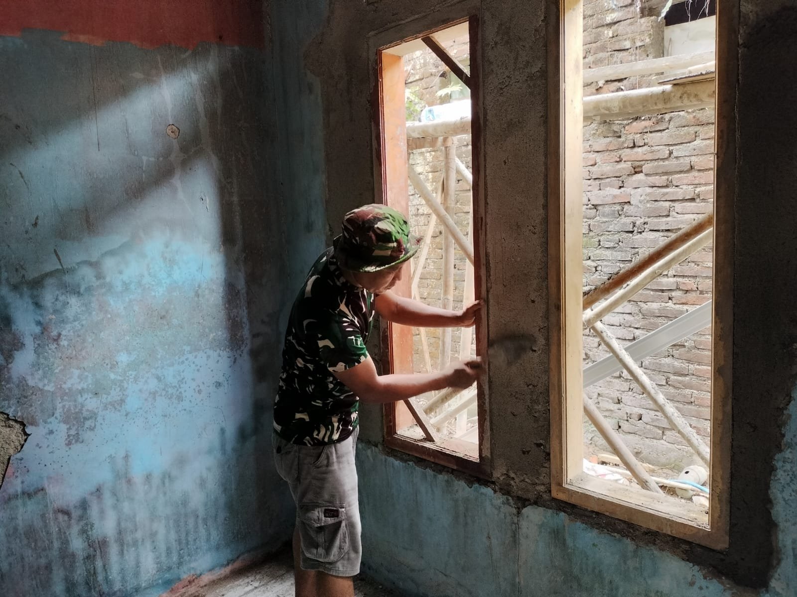Koordinasi TNI dan Masyarakat untuk Perbaikan Rumah Tidak Layak Huni di Jayanti