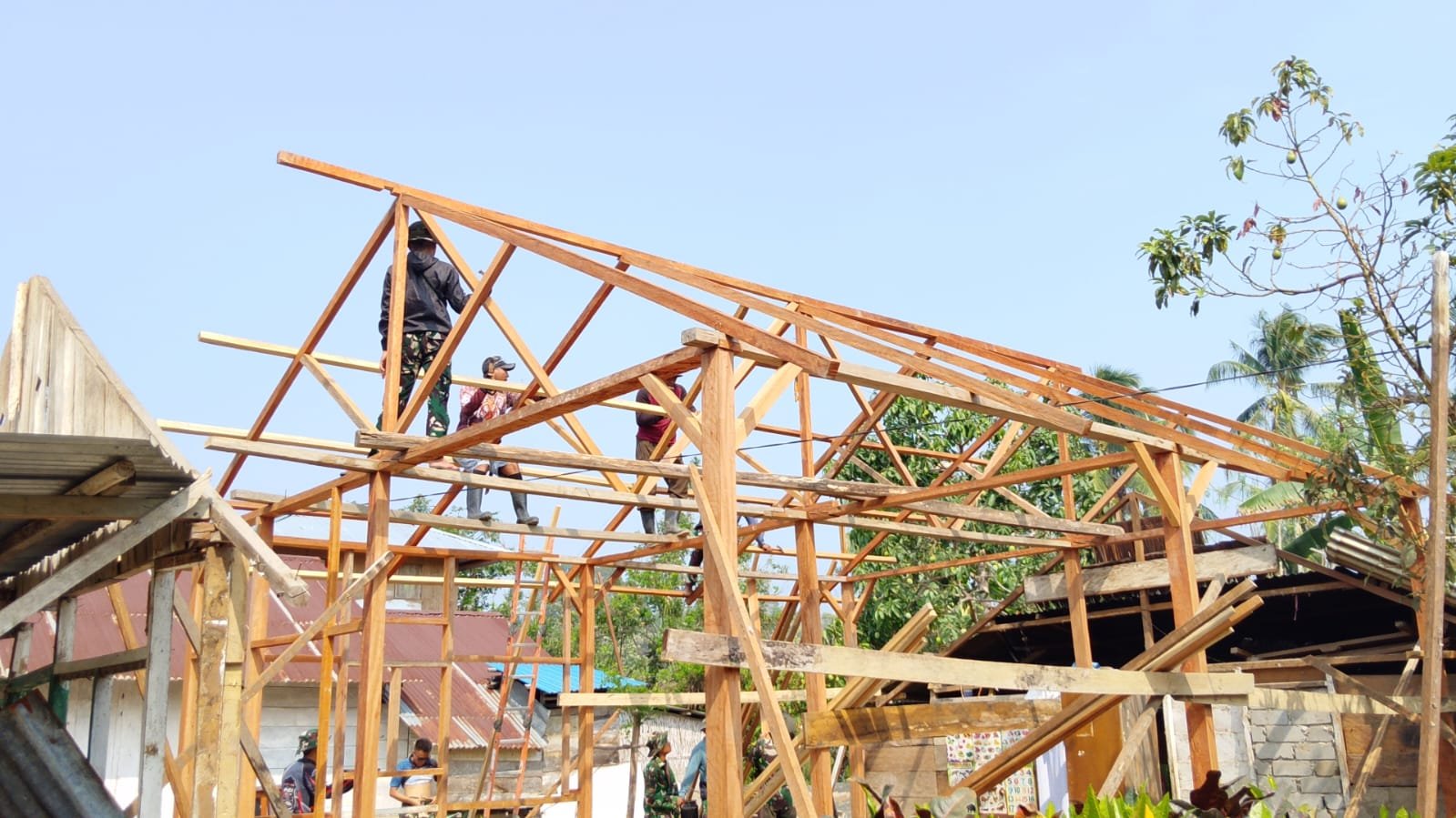 Pembangunan RTLH Bapak Arianto Atan Capai Kemajuan Dengan Pemasangan Atap