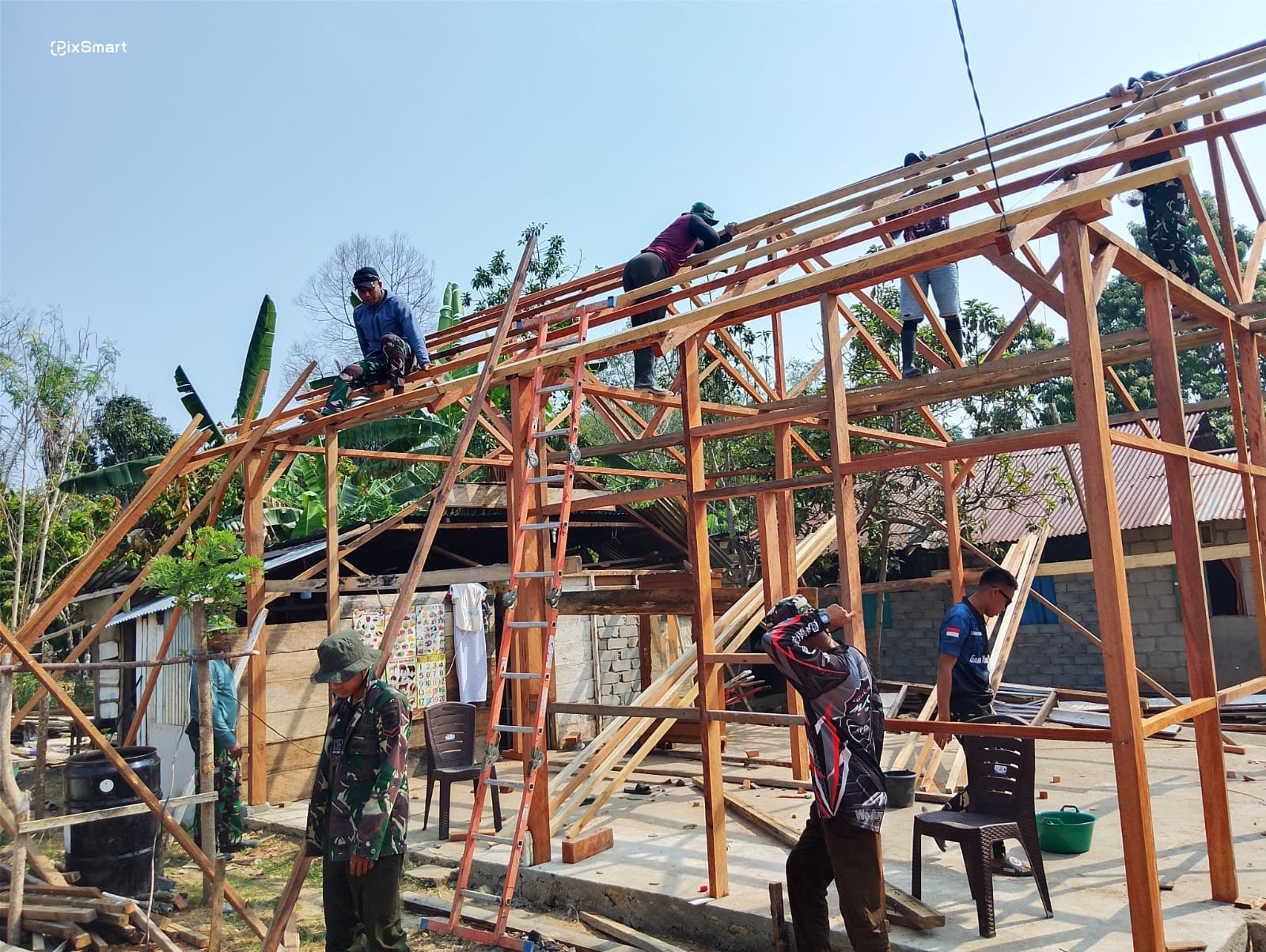 Kebersamaan TNI dan Masyarakat Wujudkan Renovasi Rumah di Poso