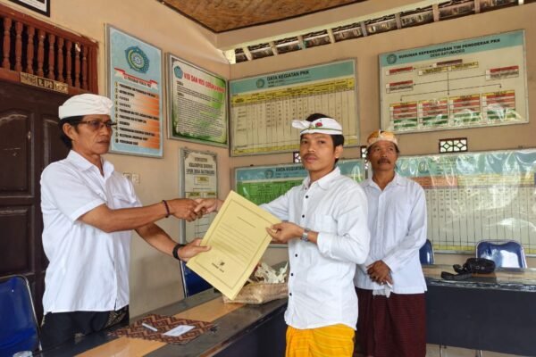 Babinsa Batumadeg Support Pelantikan Kadus Saren II untuk Meningkatkan Layanan Desa